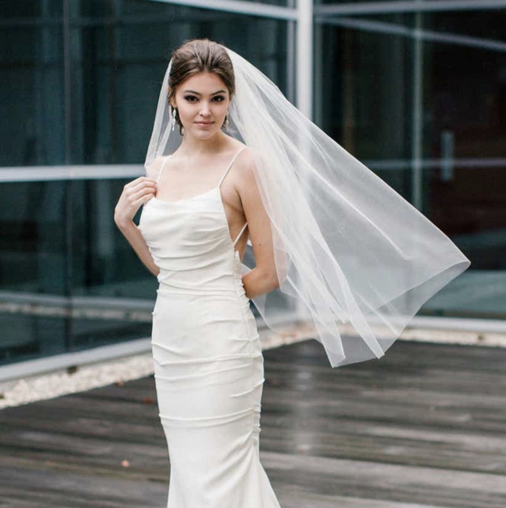 Cindy Raw Edge Cascading Fingertip Veil